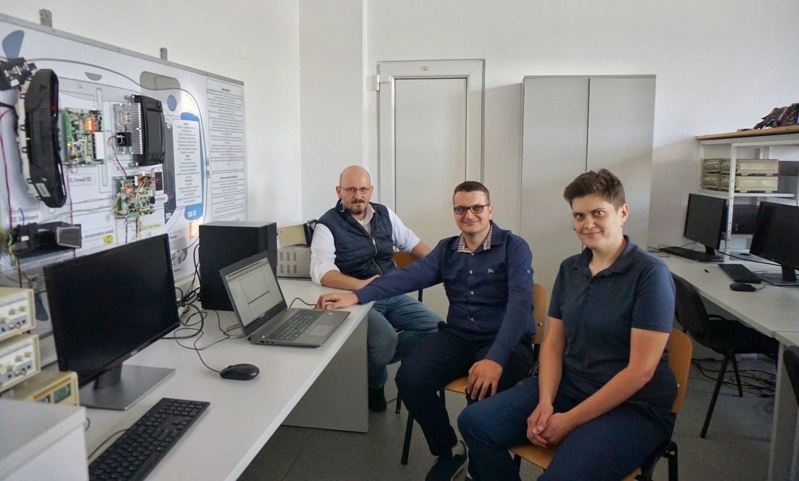 prof. coord. cercet. Bogdan Groza, asist. cercet. Camil Jichici, asist. cercet. Adriana-Maria Berdich - Laboratorul ContiLab (Corpul Electro UPT)