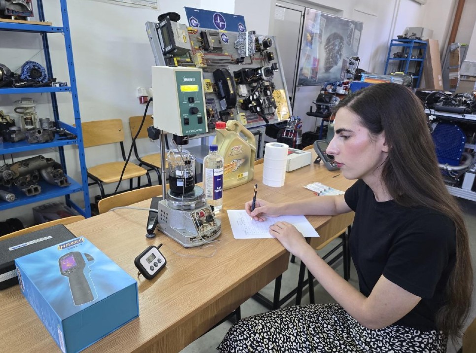 drd. ing. Diana-Miruna Armioni în laborator