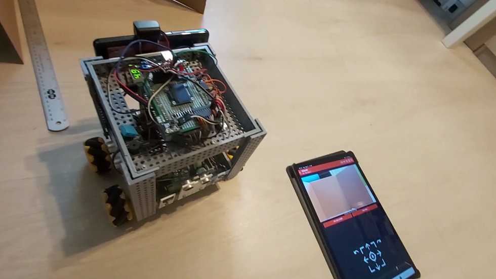 robot cu teleprezență și un telefon